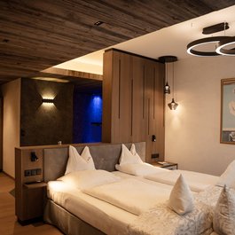 Modernes Hotelzimmer mit zwei Einzelbetten und warmem Holzdekor
