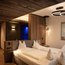 Modernes Hotelzimmer mit zwei Einzelbetten und warmem Holzdekor
